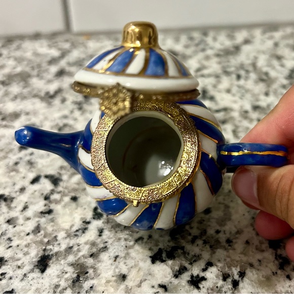 Miniature Teapot Porcelain Jewelry Holder With Clasp White Gold Blue container - Picture 4 of 9